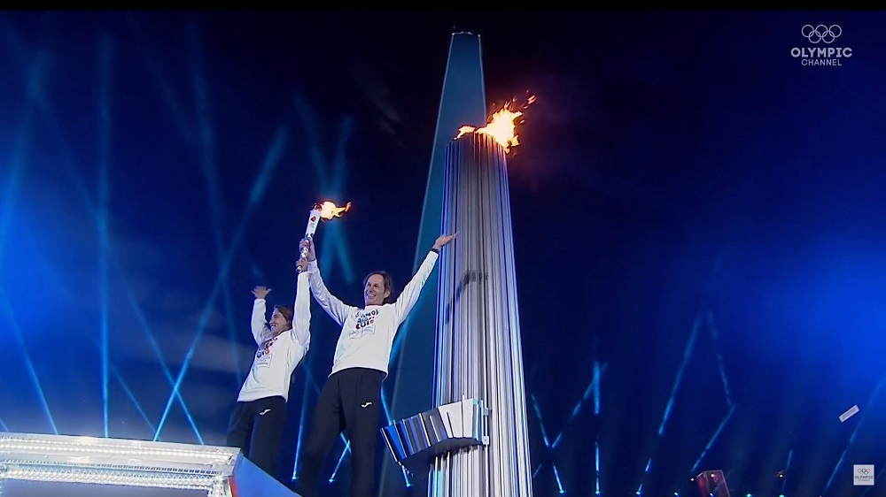Paula Pareto y el regatista Santiago Lange, ganadores de Oro en Río 2016, encendieron el Fuego Olímpico.. (Foto YouTube Olympic).