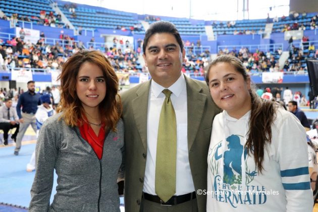 José Ángel Sanabria, Pdte. ACTKD, con Ashanti Ramírez (izq.) y Carla Castillo (der.) Equipo Eventos Deportivos B.J.