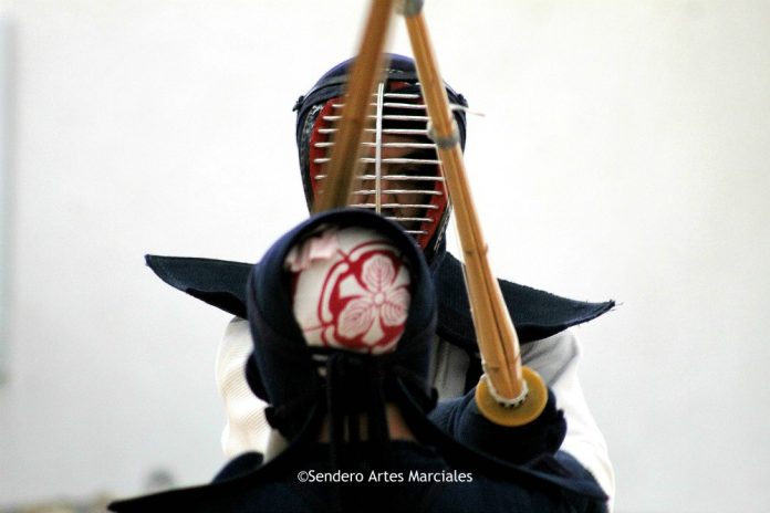En un inicio el Kendo no era un deporte, era un arte de guerra, que dio origen en la época de los Samurái. Anteriormente se llamaba Kenjutsu, que significa “Arte de guerra“ y Kendo significa “El camino de la espada”.