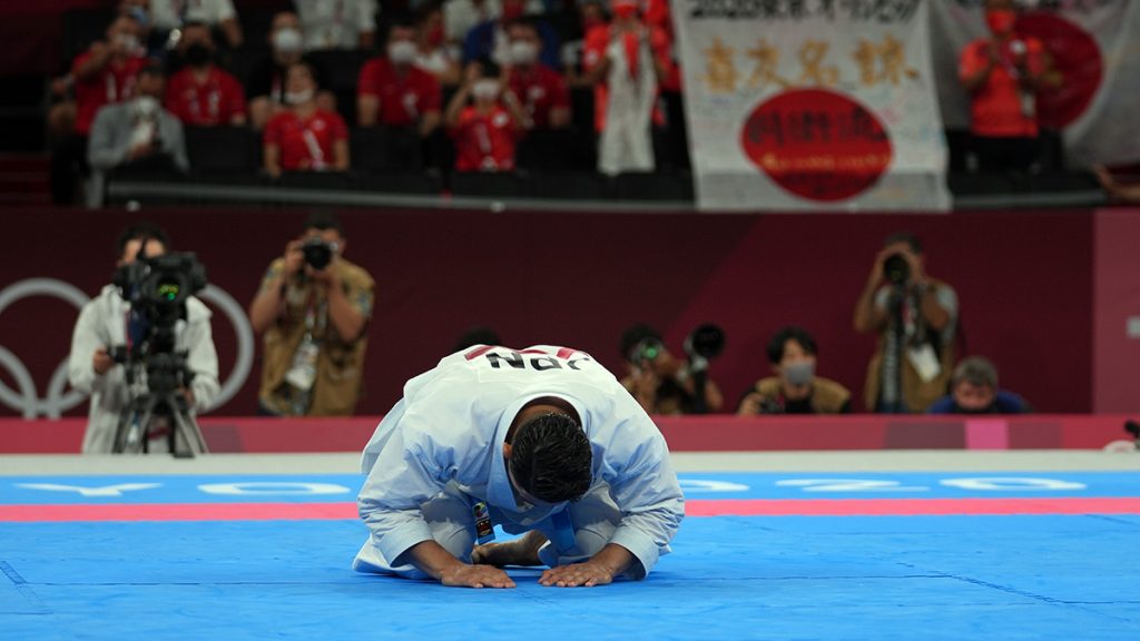 Reverencia en agradecimiento de Ryo Kiyuna. Foto World Karate Federation
