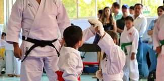 Artes marciales: El regalo que transforma la vida de tus hijos en este Día del Niño Niños practicando artes marciales y aprendiendo disciplina en el Día del Niño