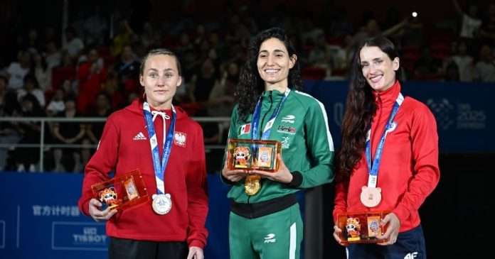 Triple Reconocimiento a la Campeona Mundial Laura Burgos quien fue Homenajeada por CONADE, IWGA e IFMA