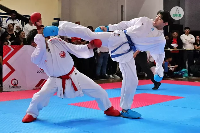 Practicantes de Karate en la CDMX compitiendo en y Kumite.