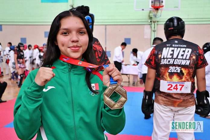 Kelly Pliego, medallista de oro en el Centroamericano 2026, con su presea y uniforme de la Selección Mexicana