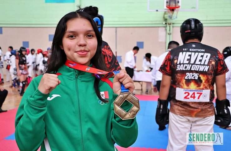 Kelly Pliego: Del Oro Centroamericano al corazón de su Familia Marcial en la CDMX Kelly Pliego, medallista de oro en el Centroamericano 2026, con su presea y uniforme de la Selección Mexicana