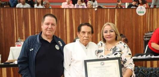 Maestro Mario Peralta Alfaro, 9° Dan de judo, activo a los 98 años (al centro)