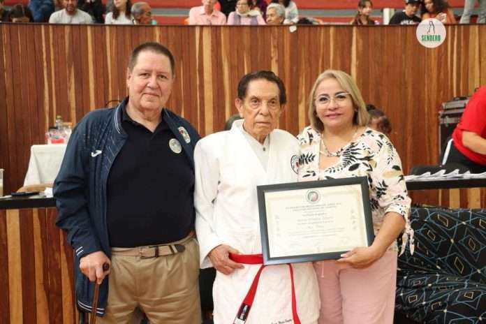 Maestro Mario Peralta Alfaro, 9° Dan de judo, activo a los 98 años (al centro)