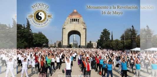 Cientos de personas en la Mega Clase de Taichi en el Monumento a la Revolución