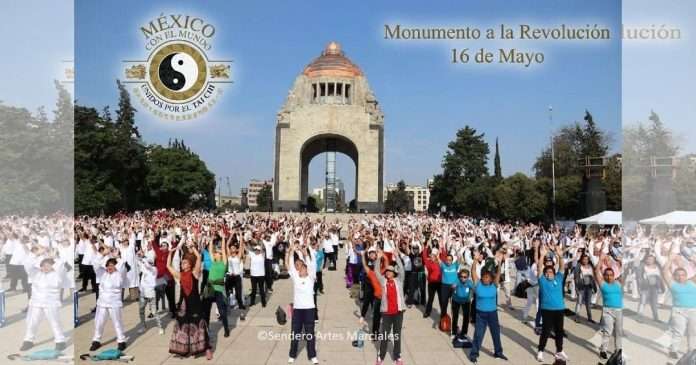 Cientos de personas en la Mega Clase de Taichi en el Monumento a la Revolución