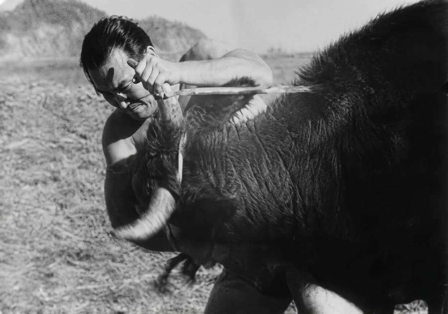 Sosai Mas Oyama lidiando con un toro. Cortesía.