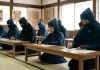 Examen oficial Ninja en Japón con 131 aspirantes que buscan certificarse en la cuna del Kōka-ryū Aspirantes realizan el examen escrito de certificación oficial de la tradición Ninja Kōka-ryū en Japón.