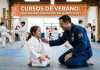 Lo que buscan los padres para sus hijos en las artes marciales: La clave para rescatar las vacaciones y resolver sus crisis Profesor enseñando disciplina y confianza a niños en un curso de verano de artes marciales.