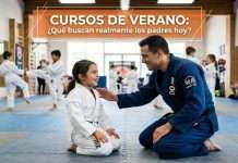 Lo que buscan los padres para sus hijos en las artes marciales: La clave para rescatar las vacaciones y resolver sus crisis Profesor enseñando disciplina y confianza a niños en un curso de verano de artes marciales.