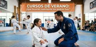 Lo que buscan los padres para sus hijos en las artes marciales: La clave para rescatar las vacaciones y resolver sus crisis Profesor enseñando disciplina y confianza a niños en un curso de verano de artes marciales.