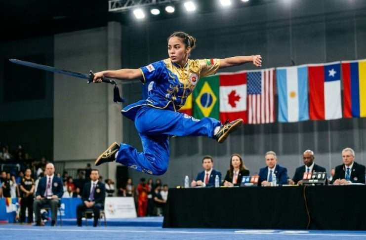 Buenos Aires será sede del histórico doble Campeonato Panamericano de Wushu y Kungfu 2026 Atleta de alto rendimiento ejecutando una rutina de Taolu con espada en un torneo panamericano.