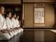 Dojo Kun: El código ético del Karate que transforma el carácter más allá del tatami Practicantes de Karate en posición seiza recitando el Dojo Kun en un dojo tradicional.