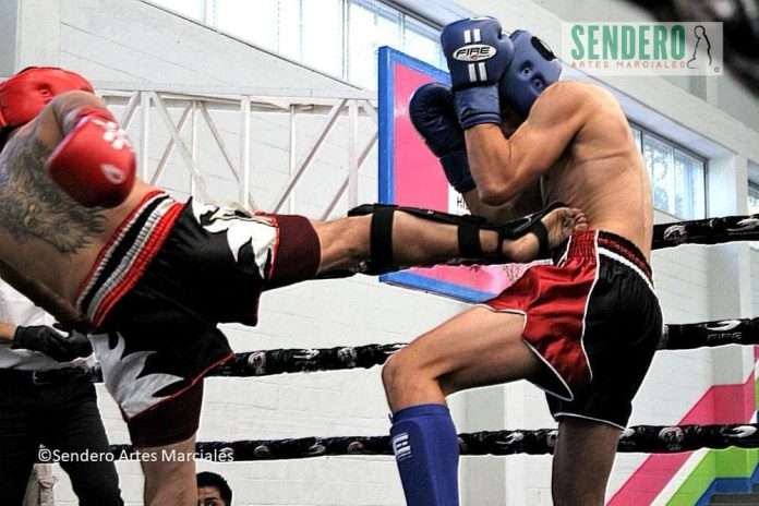 El Kickboxing asegura tres disciplinas oficiales para los Juegos Europeos Estambul 2027 Peleadores de Kickboxing en intercambio de Full Contact sobre el ring durante un torneo oficial de la WAKO México. Archivo Sendero Artes Marciales.