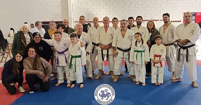 Escuela Shotokan Maldonado logra medallero perfecto en el Torneo ISKF Uruguay 2026 Delegación de la Escuela Shotokan Maldonado celebrando el podio completo en el Torneo ISKF Uruguay 2026.