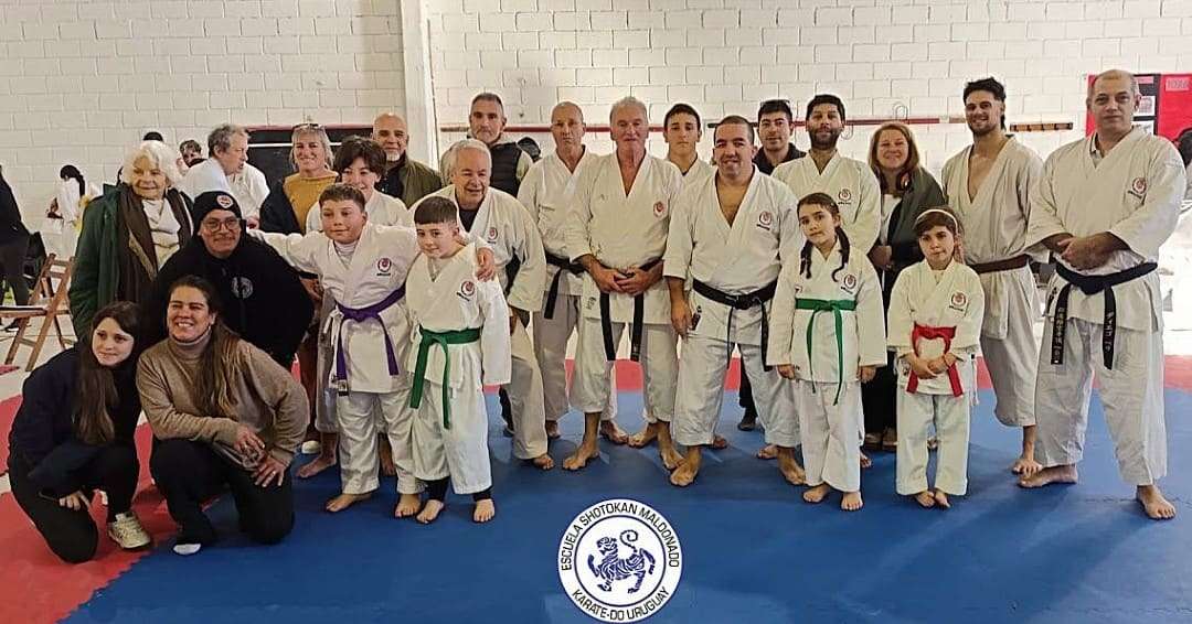 Delegación de la Escuela Shotokan Maldonado celebrando el podio completo en el Torneo ISKF Uruguay 2026.
