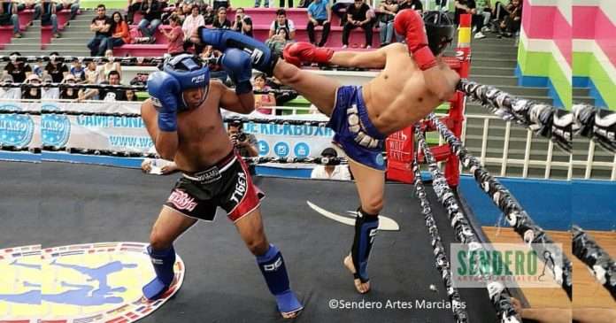 Competidores de kickboxing durante un torneo de la FENAKIB. Foto Archivo Sendero Artes Marciales.