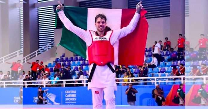 Iker Casas celebra la medalla de oro en taekwondo -80 kg en Santo Domingo 2026.