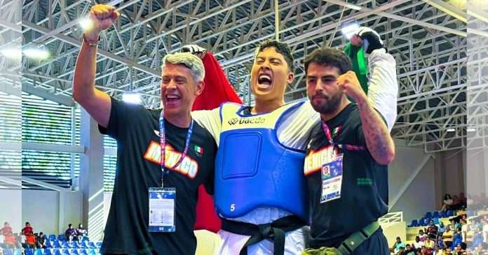 Carlos Sansores celebra la medalla de oro en taekwondo +87 kg en Santo Domingo 2026.