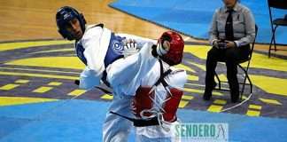 Quito arderá de emoción con el Panamericano Infantil y la Copa de las Naciones de Taekwondo 2026 Intercambio técnico de combate Kyorugi de Taekwondo con patada alta a la careta durante un torneo oficial.