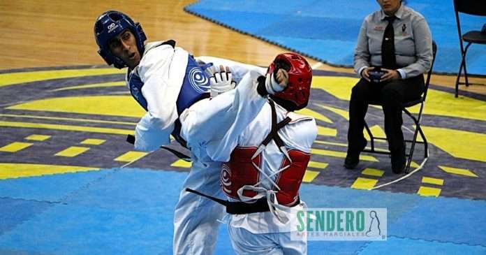 Quito será el centro del mundo con el Panamericano Infantil y la Copa de las Naciones de Taekwondo 2026 (1) Intercambio técnico de combate Kyorugi de Taekwondo con patada alta a la careta durante un torneo oficial.