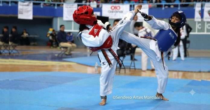 Intenso combate de Taekwondo durante el Selectivo Estatal de la CDMX en el Juan de la Barrera.