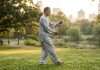 “Taichi walking”, la tendencia fitness inspirada en las Artes Marciales Chinas Practicante realizando la técnica de Taichi walking en un parque.