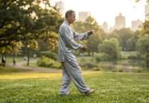 “Taichi walking”, la tendencia fitness inspirada en las Artes Marciales Chinas Practicante realizando la técnica de Taichi walking en un parque.