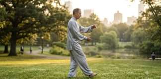 “Taichi walking”, la tendencia fitness inspirada en las Artes Marciales Chinas Practicante realizando la técnica de Taichi walking en un parque.