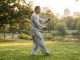 “Taichi walking”, la tendencia fitness inspirada en las Artes Marciales Chinas Practicante realizando la técnica de Taichi walking en un parque.