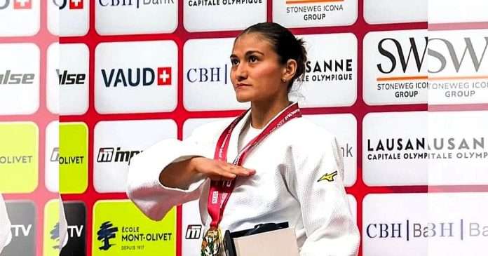 Isabel Huitrón celebrando la medalla de oro en el Campeonato de Judo para Sordos en Lausana Suiza.