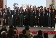 Presidenta Claudia Sheinbaum anuncia aumento a becas deportivas tras histórico tricampeonato en Santo Domingo 2026 La Presidenta Claudia Sheinbaum y Rommel Pacheco anuncian estímulos deportivos en la conferencia matutina.