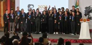 Presidenta Claudia Sheinbaum anuncia aumento a becas deportivas tras histórico tricampeonato en Santo Domingo 2026 La Presidenta Claudia Sheinbaum y Rommel Pacheco anuncian estímulos deportivos en la conferencia matutina.