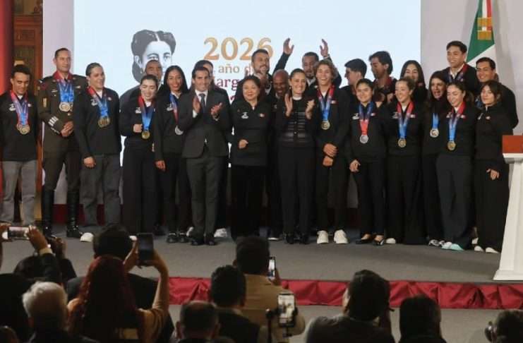 Presidenta Claudia Sheinbaum anuncia aumento a becas deportivas tras histórico tricampeonato en Santo Domingo 2026 La Presidenta Claudia Sheinbaum y Rommel Pacheco anuncian estímulos deportivos en la conferencia matutina.