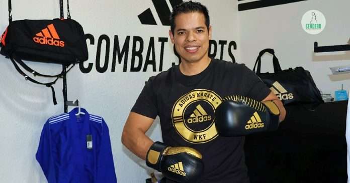 Ing. Erick Alonso Torres, Director Comercial de Adidas Combat Sports México, en la tienda Combat Shop.