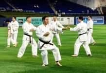 Dento Mabuni Shito Ryu Brilla con Exhibición de Karate en el Estadio de los Marlins de Miami Shihan Rafael Gaytán en la exhibición de Karate-Do en el estadio de béisbol de los Marlins de Miami.