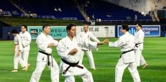 Dento Mabuni Shito Ryu Brilla con Exhibición de Karate en el Estadio de los Marlins de Miami Shihan Rafael Gaytán en la exhibición de Karate-Do en el estadio de béisbol de los Marlins de Miami.