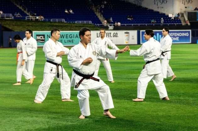 Shihan Rafael Gayt&aacute;n en la exhibici&oacute;n de Karate-Do en el estadio de b&eacute;isbol de los Marlins de Miami.