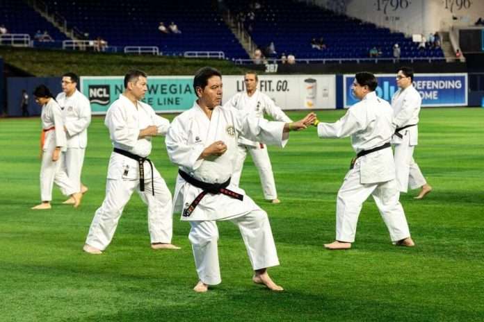 Dento Mabuni Shito Ryu Brilla con Exhibición de Karate en el Estadio de los Marlins de Miami (1) Shihan Rafael Gaytán en la exhibición de Karate-Do en el estadio de béisbol de los Marlins de Miami.