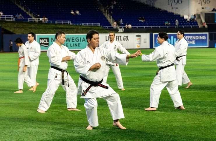 Dento Mabuni Shito Ryu Brilla con Exhibición de Karate en el Estadio de los Marlins de Miami Shihan Rafael Gaytán en la exhibición de Karate-Do en el estadio de béisbol de los Marlins de Miami.
