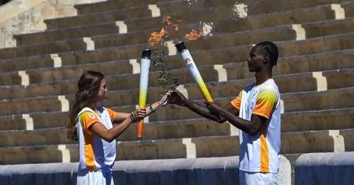 Encendido de la llama olímpica de la juventud para los Juegos de Dakar 2026 en Atenas.