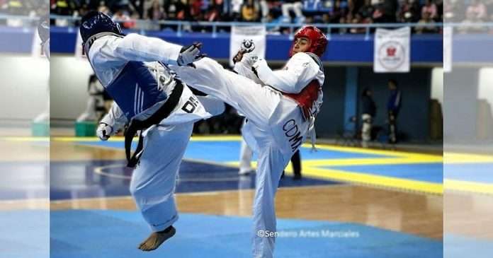 Atletas celebrando y compitiendo en el Día Internacional del Taekwondo.