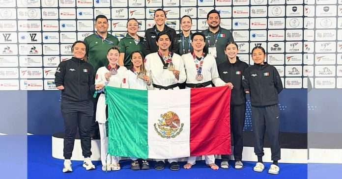 Selección Mexicana de Para Taekwondo en el podio del Grand Prix Mundial París 2026.