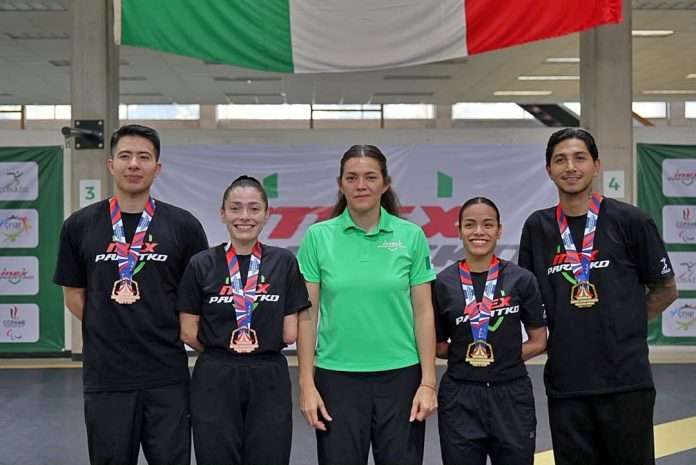 Selección Mexicana de Para Taekwondo y María del Rosario Espinoza tras ganar medallas en París 2026.